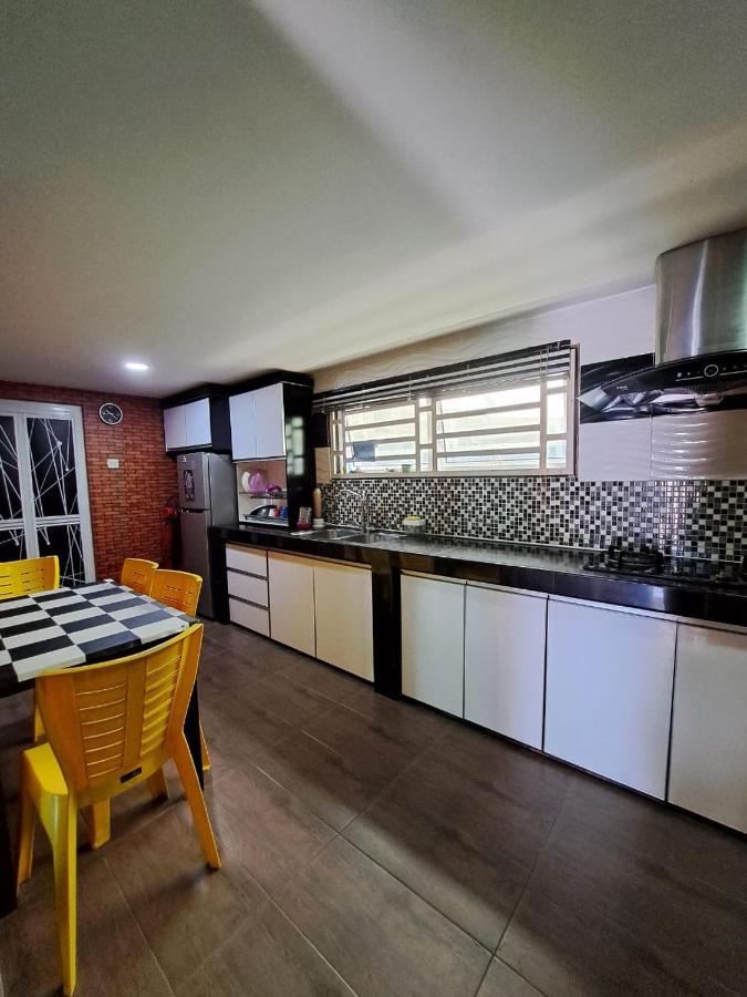 Rayyan Ashraf Homestay Кота-Бару Экстерьер фото